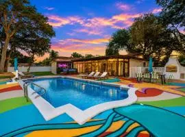 Tropical pop art getaway w Pool & Game Room