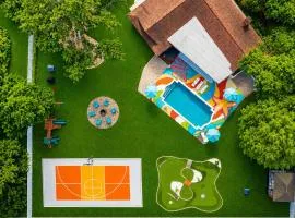 Tropical pop art getaway w Pool & Game Room