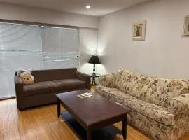 Vancouver Comfort Guesthouse - 9 Min to YVR, Free Parking & Wifi