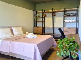 Apartamento amplo com Pátio Gramado! Ar Cond!
