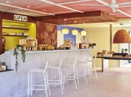 Greet Hotel Versailles - Voisins Le Bretonneux, ξενοδοχείο σε Voisins-le-Bretonneux