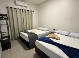 Casa aconchegante com 02 quartos climatizados, Hotel in Nova Mutum