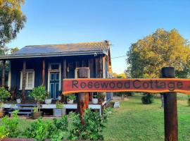 Rosewood Cottage -Entire 2 bedroom home with Netflix & WiFi, hotel a Tambo
