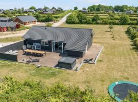New And Modern Holiday Home With Hot Tub, хотел в Frørup