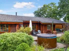 Charming Cabin With Wilderness Hot Tub