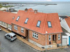 Spacious House With Sea Views From All Rooms, отель в Рённе