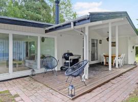 Newly Renovated Holiday Home In The Forest, hótel í Fakse Ladeplads