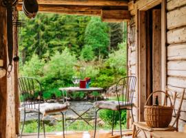 Forest Cabin By The River, hotel i Svarstad