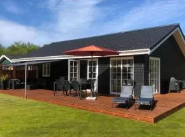 New Modern Holiday Home Near The Beach And City