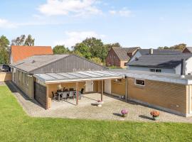 Cozy And Spacious Townhouse In Aars, hotel v destinaci Års