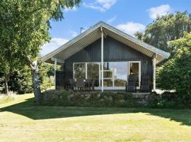 Bright And Cozy Summer House With Sea View, hotel in Hasle
