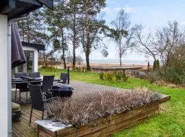 Amazing Holiday Home With View At The Water