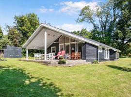 Summer House In Beautiful Nature In Brunshuse، فندق في Hårby