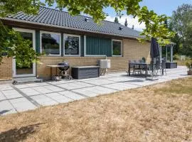 Holiday Home With Outdoor Jacuzzi And Shelter