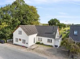 Cosy And Modern House In Peaceful Setting