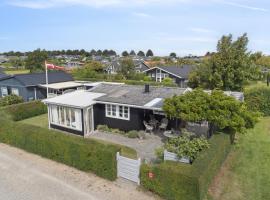 Classic Danish Holiday Home, хотел в Karrebæksminde