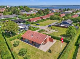 Lovely Holiday Home Near Beach And Nature, hotel i Karrebæksminde