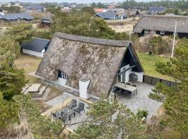 Charming Summer House With A Lovely Large Terrace, hotel a Hvide Sande