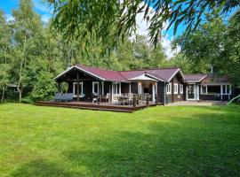 Large Child-Friendly Holiday Home North Sealand، فندق في Frederiksværk