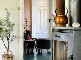 Authentic Farm Close To The Water On Samsø, hotel i Ballen