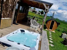 Tiny housse serenity avec jacuzzi et piscine, hotel em Tinlot