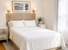 Spacious Cambridge Room, Walk to Harvard, хотел в Кеймбридж