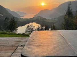 Sunny Cabin With Fjord Views In Redal, hotel a Naustdal i Sunnfjord