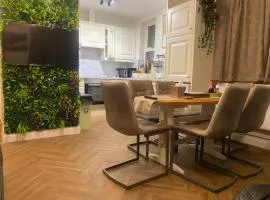 Guest house with 3 double bedrooms all En-suite