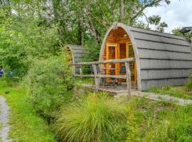 Cozy Lake Pod with shared bathroom near Gstaad, ξενοδοχείο σε Zweisimmen