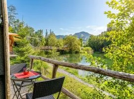 Simple Lake Pod with shared bathroom near Gstaad
