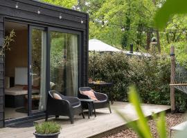 Ultiem ontspannen in luxe en design ingericht Tiny house Onyx in bosrijke omgeving, hotel em Nunspeet