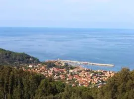 Huge Holiday Home in Marina di Castagneto Carducci near Sea