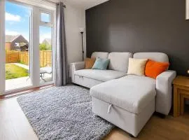 Cozy 2 Bed house Sleeps 6 with private Garden