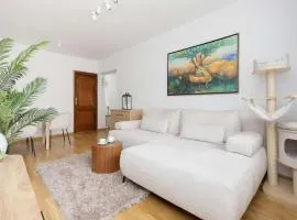 Stylish Apartment with a Balcony in the City Centre by Noclegi Renters