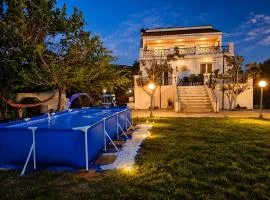 Luxury 6BR Villa, Garden Oasis, near Schinia Beach