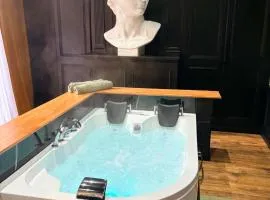 Suite Opéra, balneo et spa privatif , ambiance baroque moderne