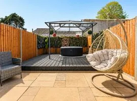 Open Mind Property- Bognor Bliss, Hot Tub & Parking