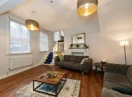 City Centre Townhouse, Perfect for Groups and Families, Parking Available