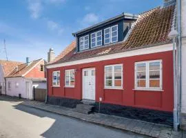 Charming, newly renovated large family townhouse