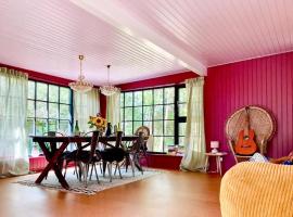 Colorful Summerhouse Close To The Sea, hotel en Maribo