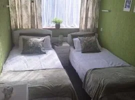 House Sleeps 2 with Garden and Parking