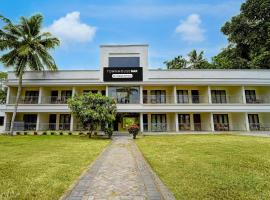 Townhouse Oak Thiruvallam Lakeview Formerly Travancore Island Resort، فندق في كوفالام
