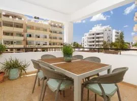 Olivia Mackenzie 2 BDR, Pool, 3m walk to the sea