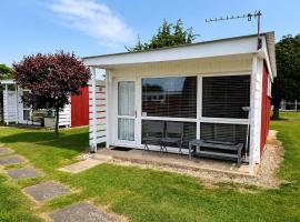 Lovely 4 Berth Chalet In The Coastal Village Of Heacham, Ref 92018Cs, hotel a Heacham