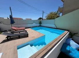 Moradia com escada, Jardim e piscina