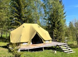 Glamping Double Tent, Lake View, Sauna and Canoes, hotel di Frisbo