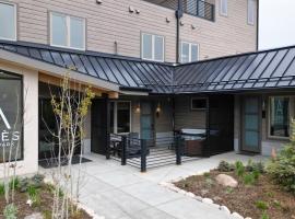 Hot Tub Steps to Dining and Ski Shuttle: Winter Park şehrinde bir otel