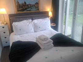 Eskdale DH1 2UH Durham, own long drive, quite, secure, hotel a Durham