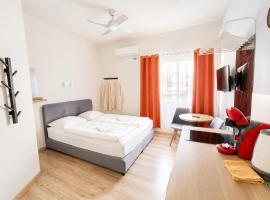 Smart Comfort StudioN4 Private Kitchenette Bathroom to Beach 260m Marina Port old City 900m, hotel i Limassol