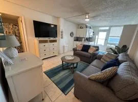 Direct ocean front view 1 bedroom 2 Pools